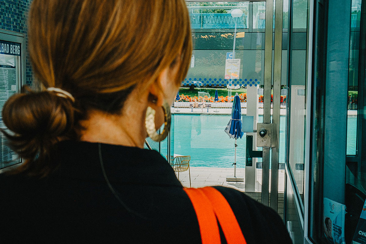 Denise schaut auf das Schwimmbecken im Bad Berg