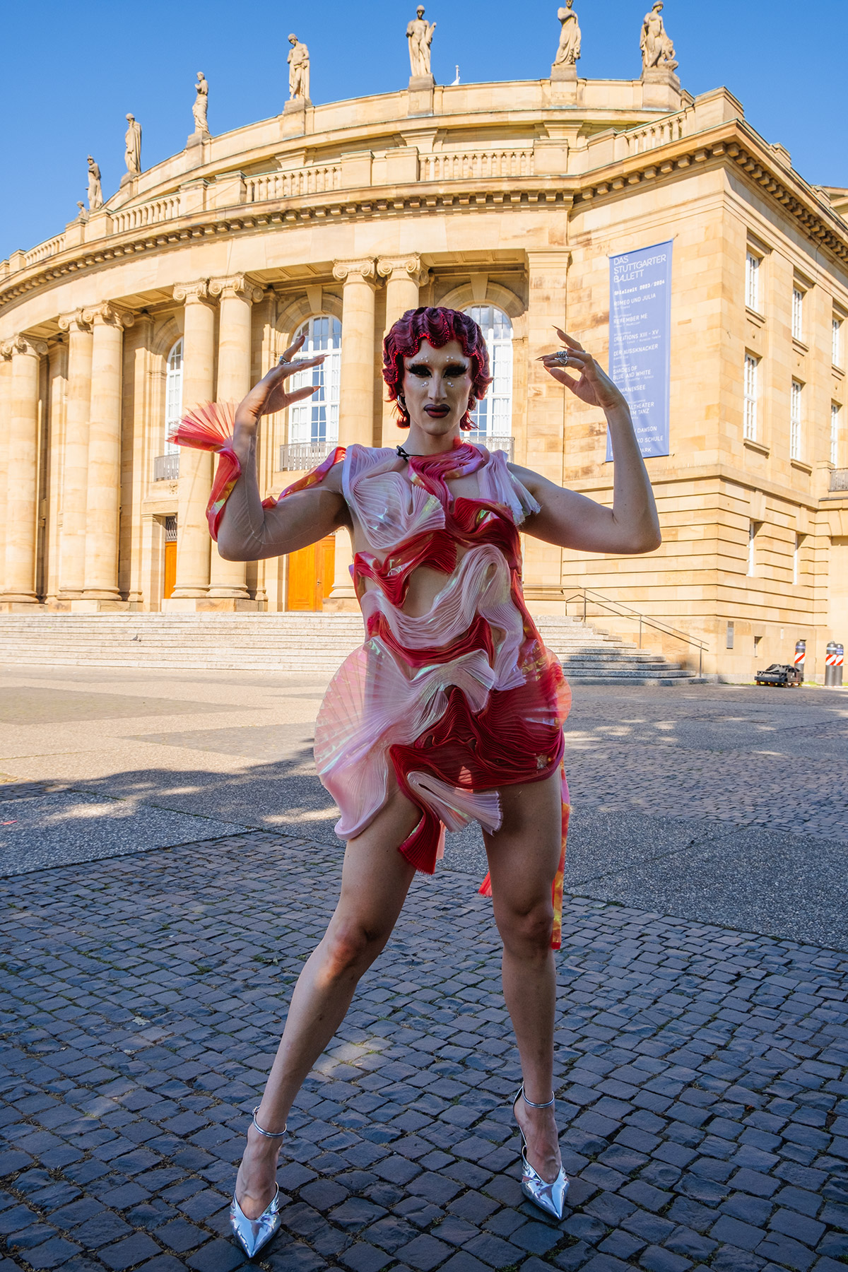 Drag-Queen Vava Vilde steht vor der Staatsoper in Stuttgart.