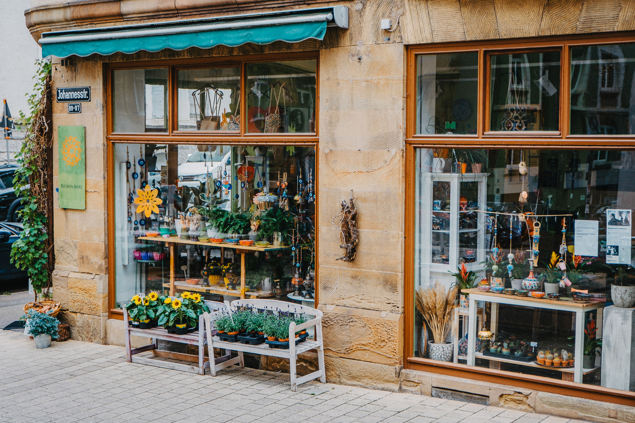 Schaufenster des Blumenladens Blumeninsel