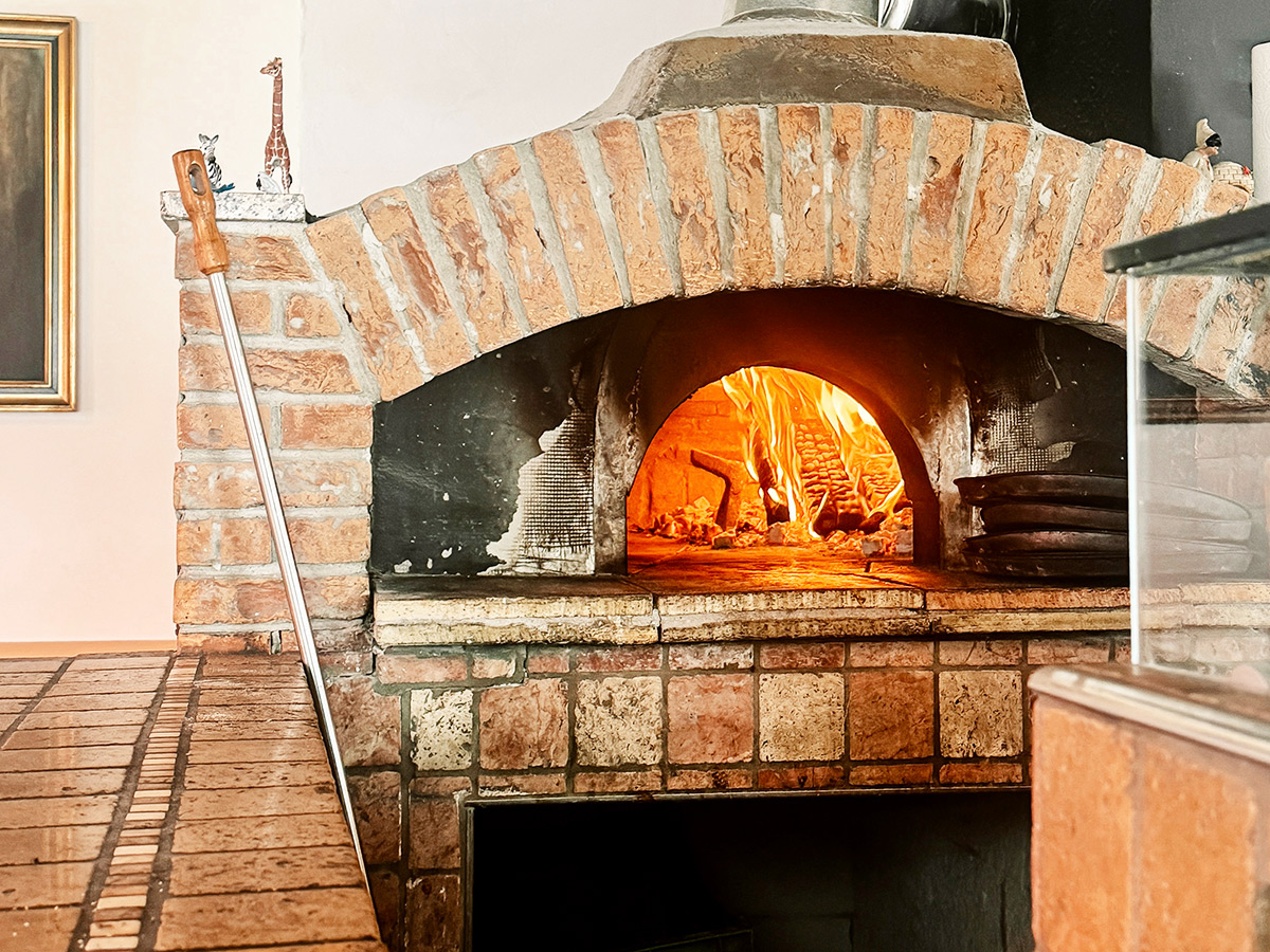 ein großer brennender Pizzaofen im Italiener Da Vinci in Leinfelden unweit der Haltestelle Neuer Markt