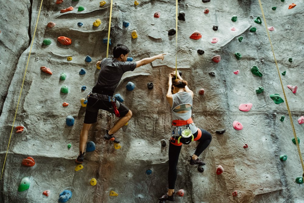 Kletterndes Pärchen im DAV Kletterzentrum auf der Waldau 