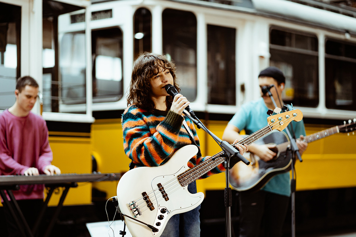 Die Stuttgarter Sängerin JISKA spielt mit ihrer Band vor einer alten Straßenbahn im Straßenbahnmuseum Stuttgart