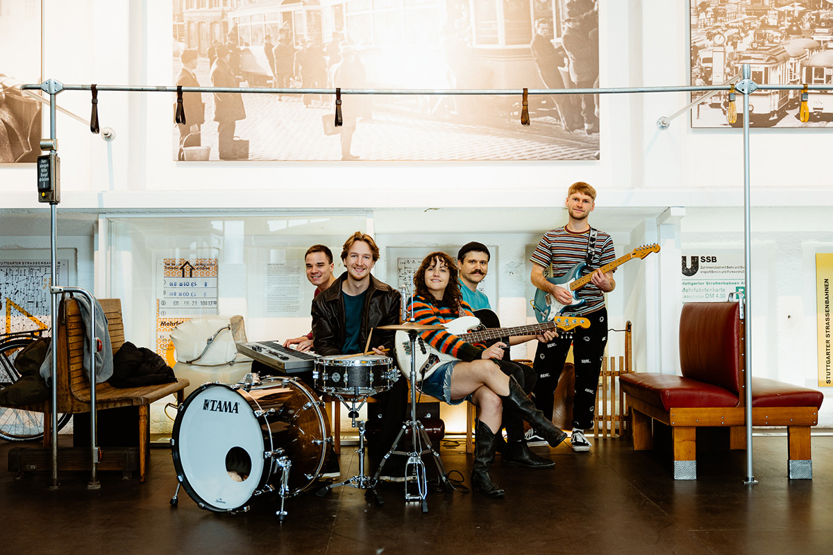 Die Stuttgarter Sängerin JISKA sitzt mit ihrer Band auf ausgebauten Bahn-Sitzplätzen im Straßenbahnmuseum Stuttgart